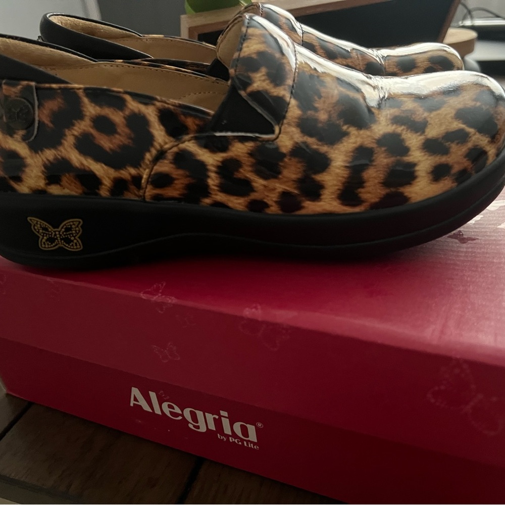 Leopard print nurse clogs- mule shoes EUC ! Worn once